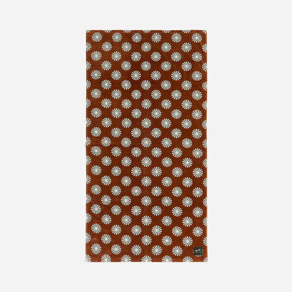 slowtide-sun-dazed-strandtuch-beach-towel-in-toast-mit-retro-g-nsebl-mchen-muste image 1