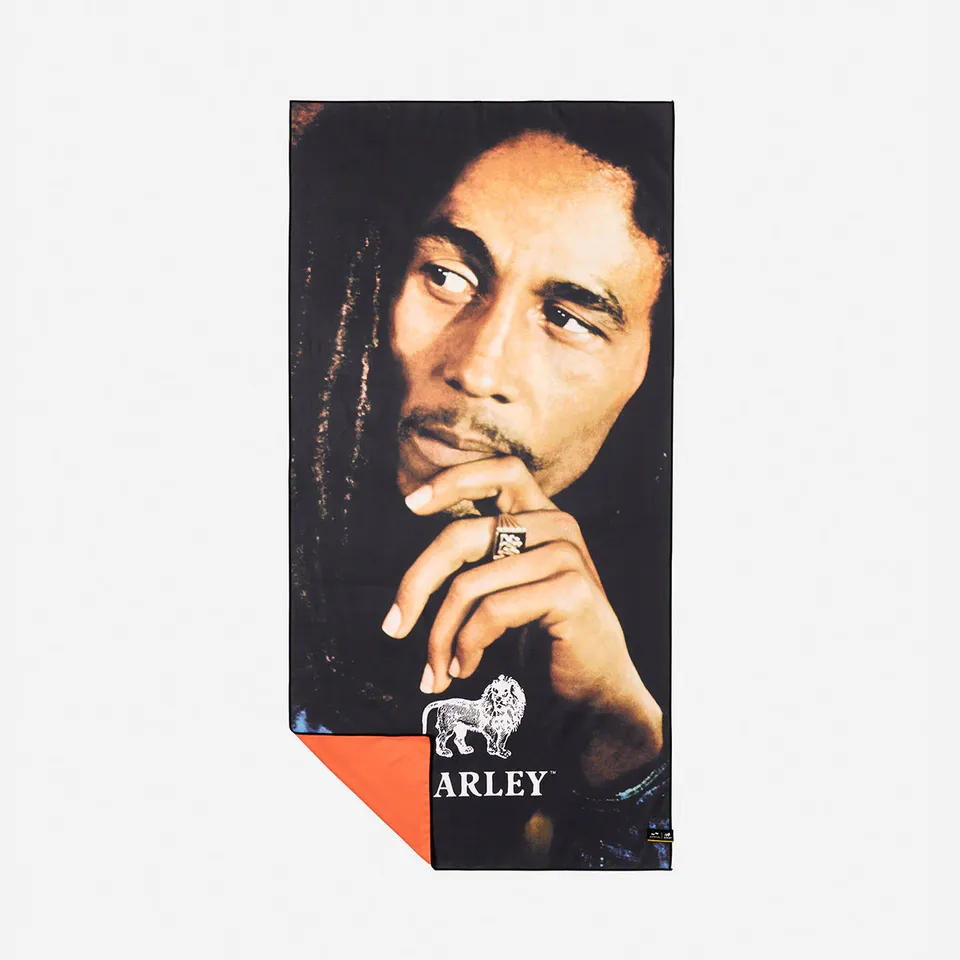 slowtide-legend-performance-reisetuch-quick-dry-travel-towel-mit-bob-marley-wend image 1
