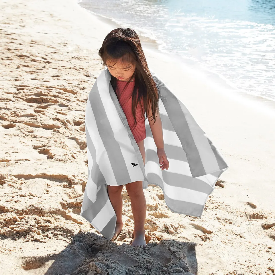 dock-bay-kids-beach-towel-cabana-goa-grey-sandfreies-kinder-strandtuch-aus-dryq image 1