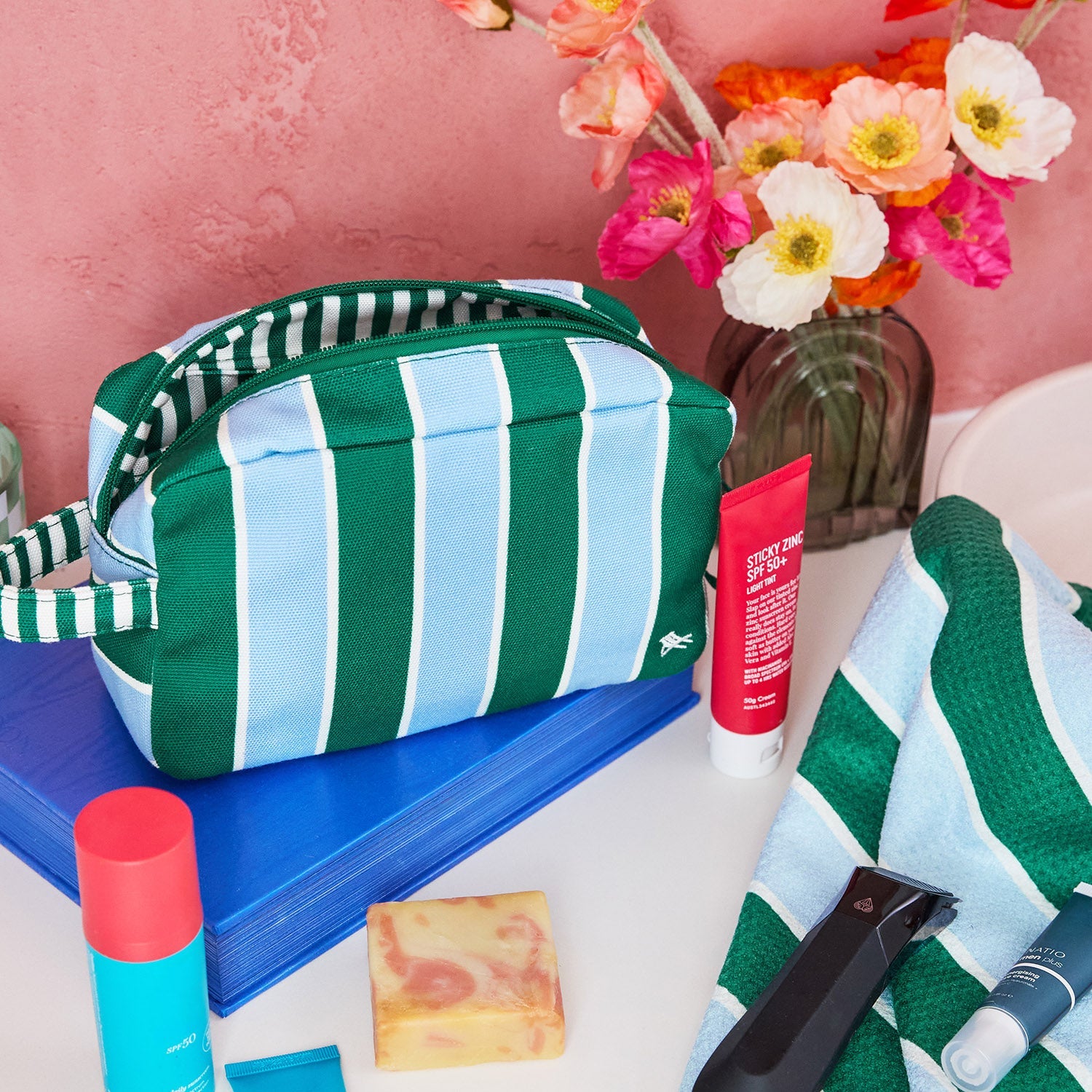 dock-bay-toiletry-bag-peppermint-punch-kulturbeutel-aus-recyceltem-material-abwi image 2