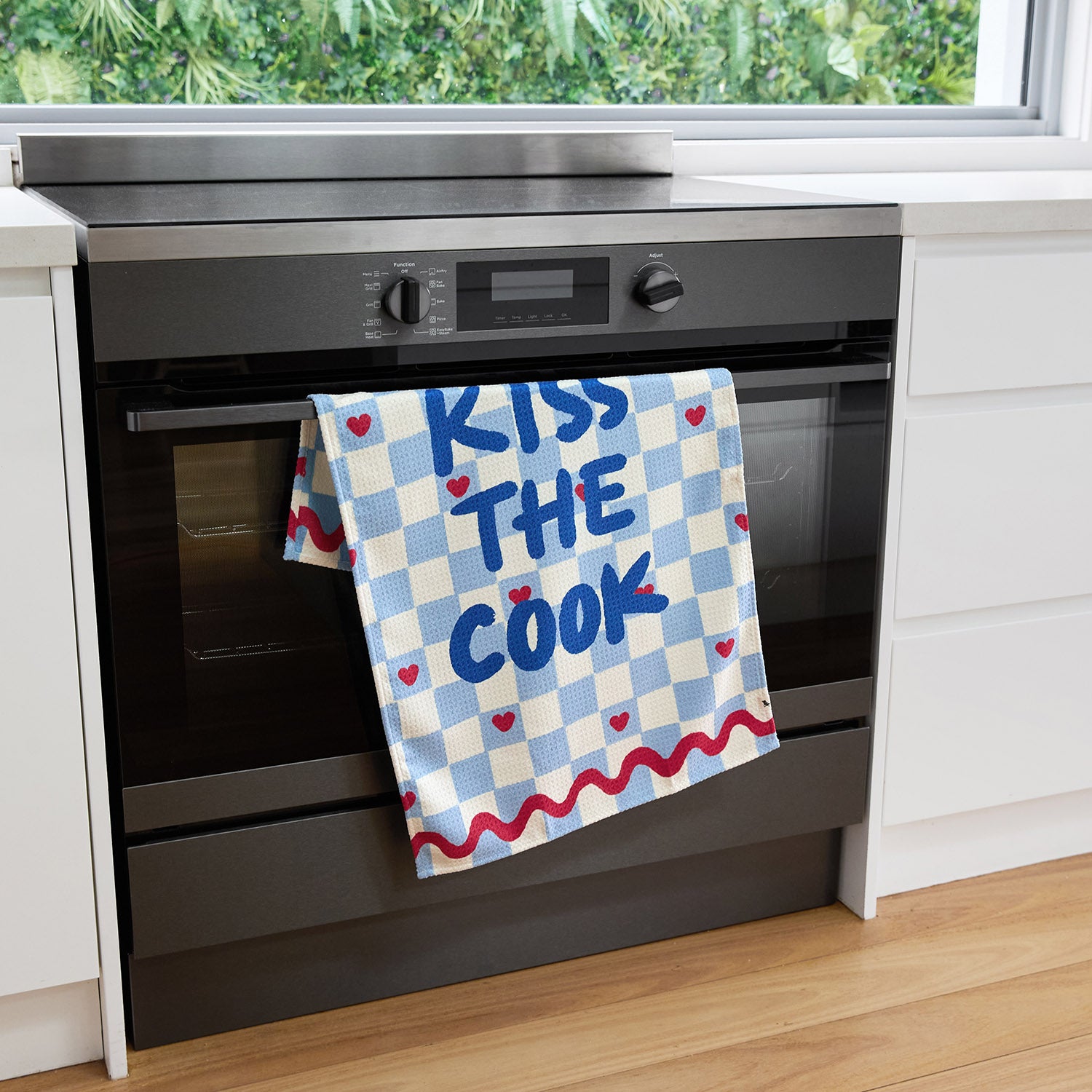 dock-bay-tea-towel-geschirrtuch-kiss-the-cook-100-recyceltes-dryq-k-chentuch-mit image 2