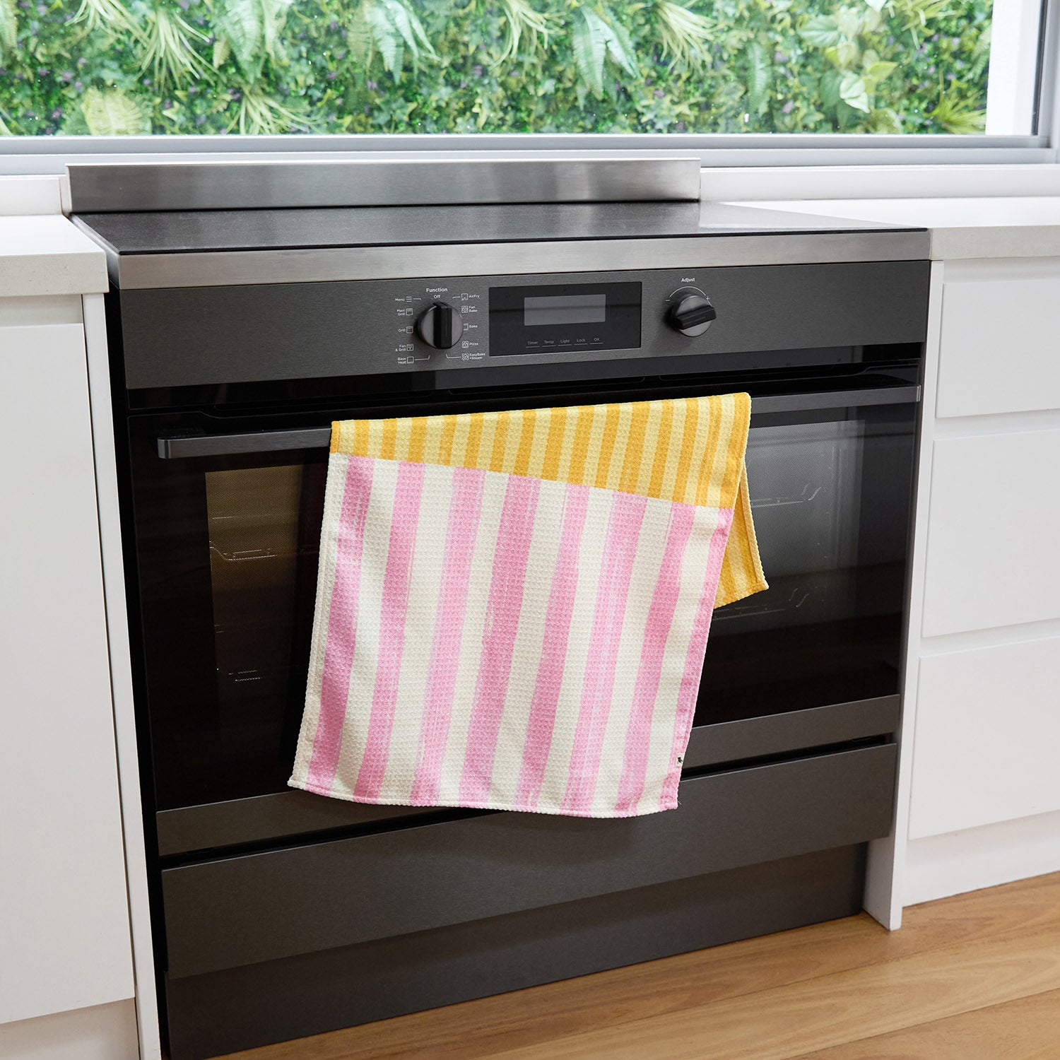 dock-bay-tea-towel-pink-grapefruit-geschirrtuch-aus-100-recyceltem-dryq-gewebe-s image 2