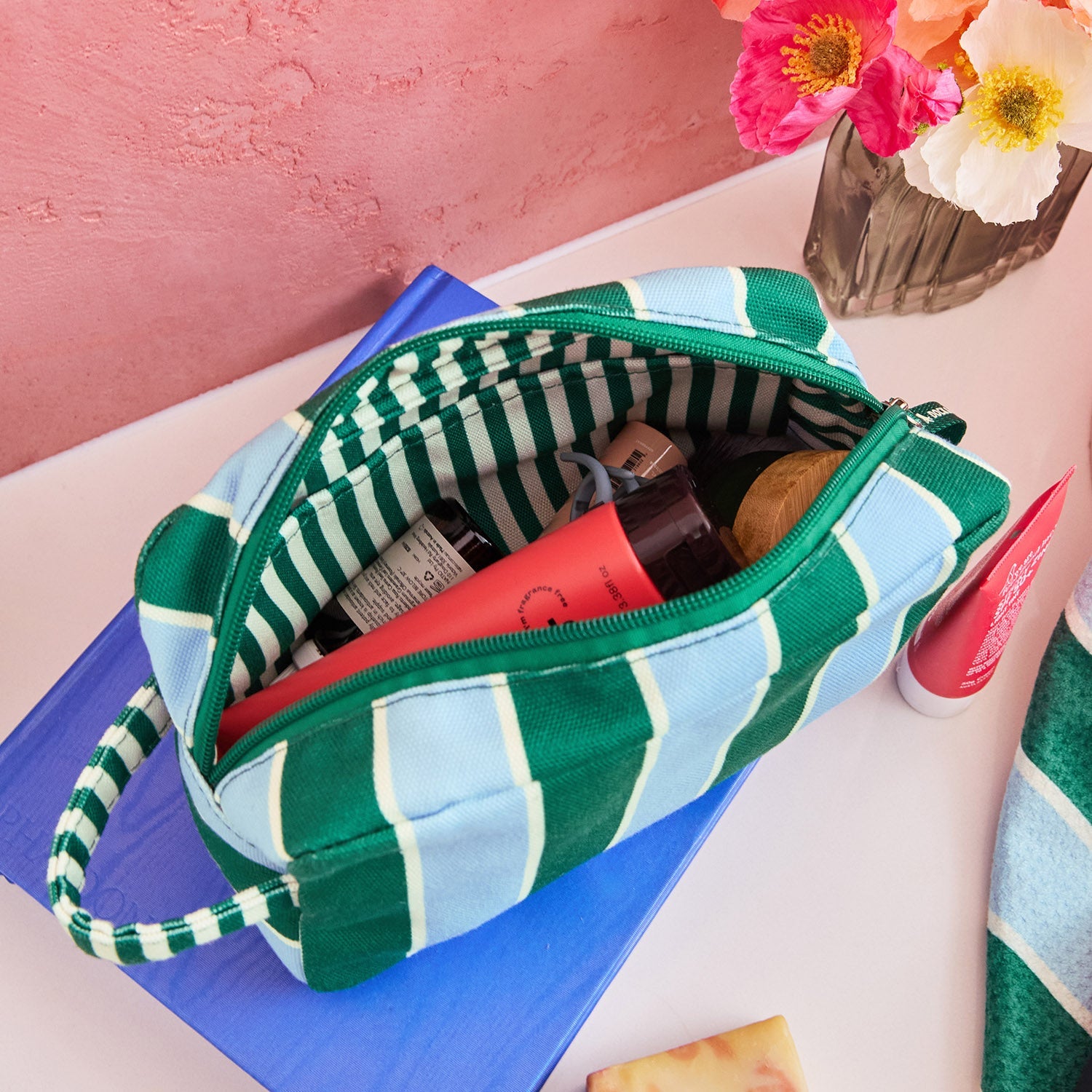 dock-bay-toiletry-bag-peppermint-punch-kulturbeutel-aus-recyceltem-material-abwi image 3