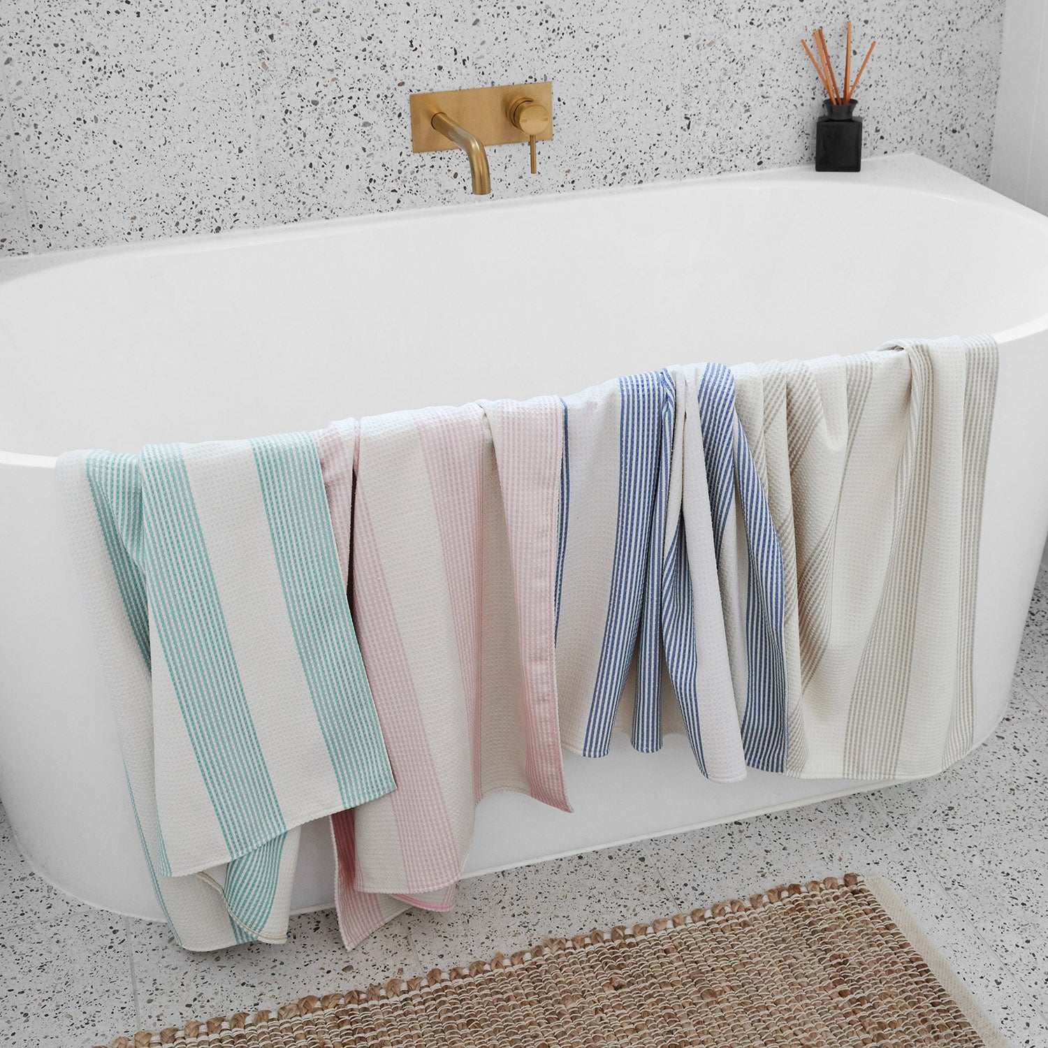 dock-bay-quick-dry-bath-towel-primrose-pink-badetuch-aus-dickerem-recyceltem-waf image 3