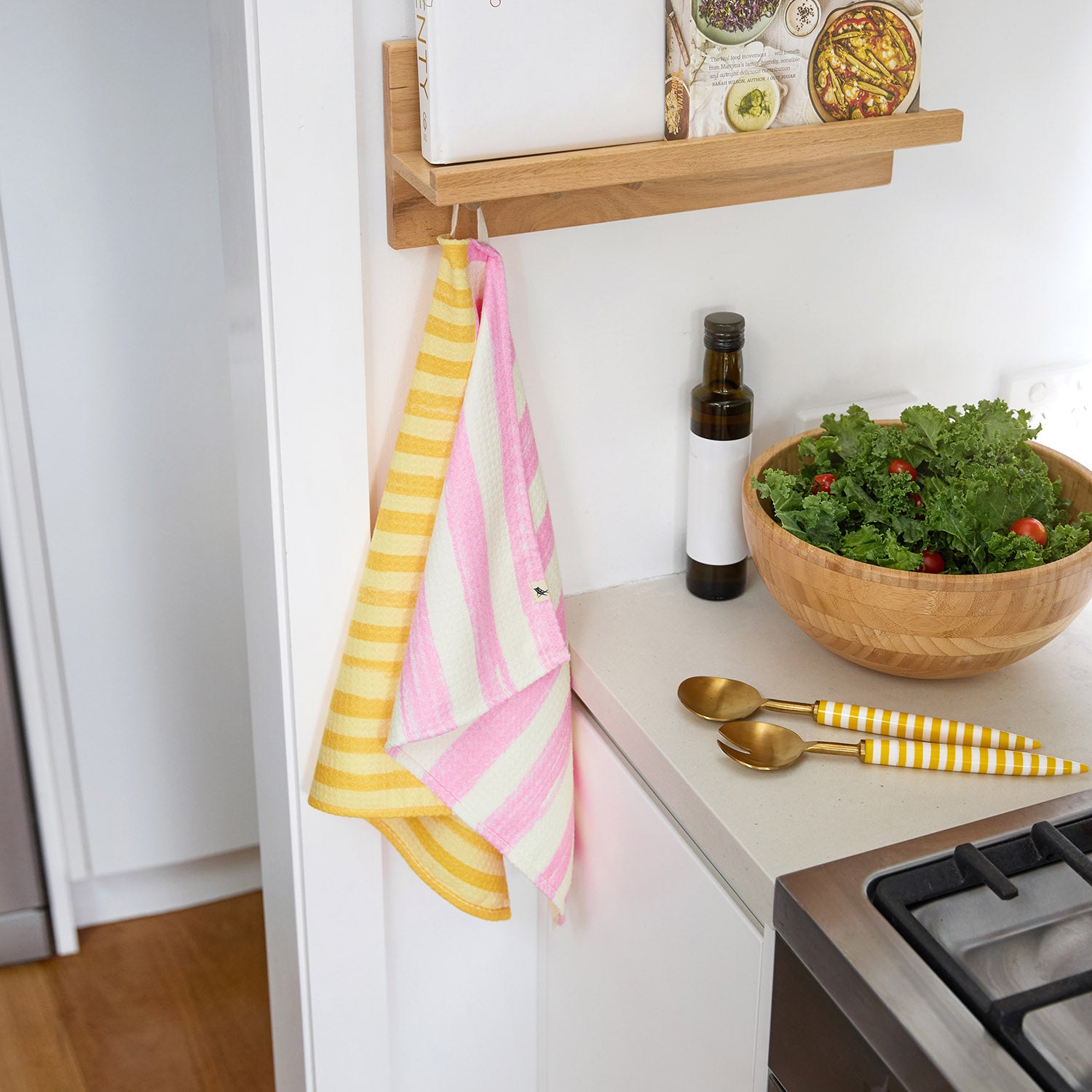 dock-bay-tea-towel-pink-grapefruit-geschirrtuch-aus-100-recyceltem-dryq-gewebe-s image 4