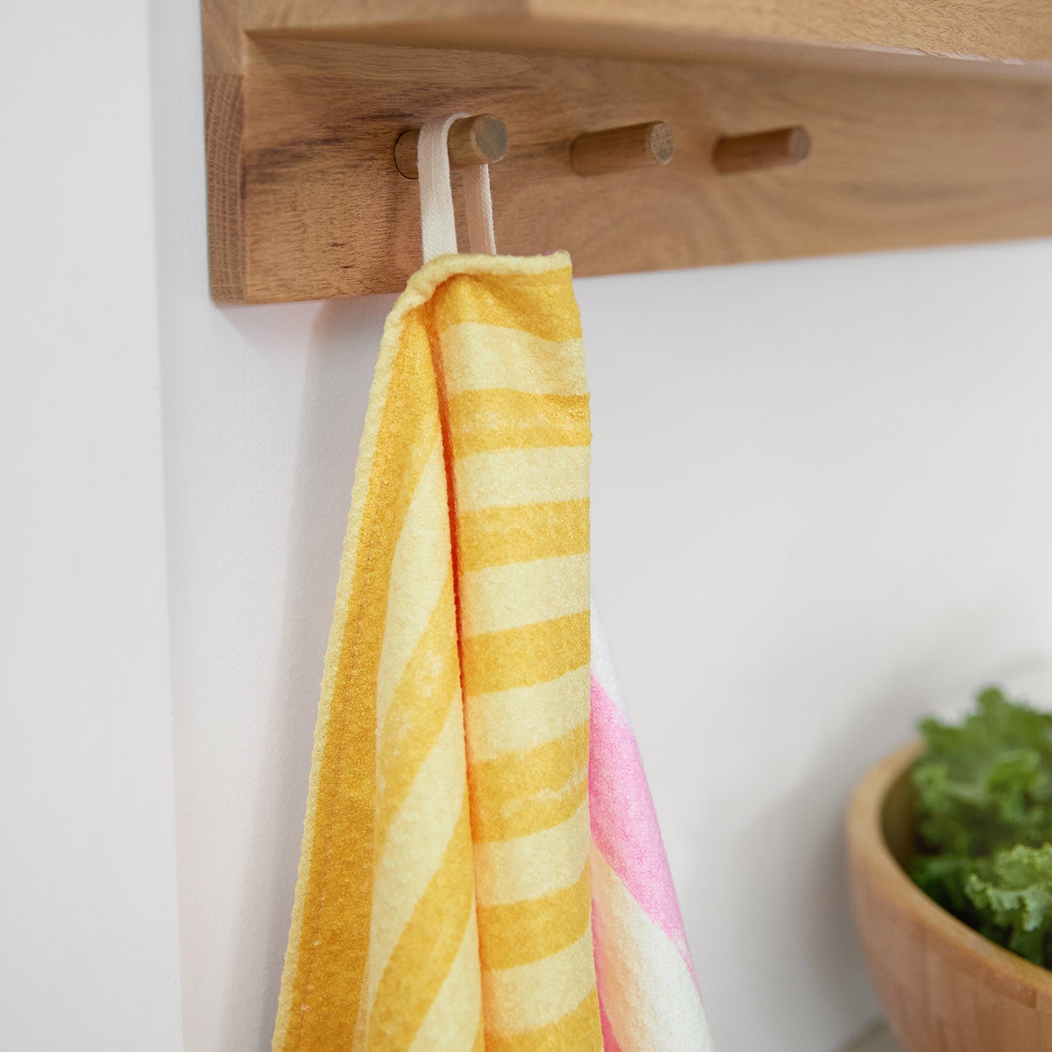 dock-bay-tea-towel-pink-grapefruit-geschirrtuch-aus-100-recyceltem-dryq-gewebe-s image 5