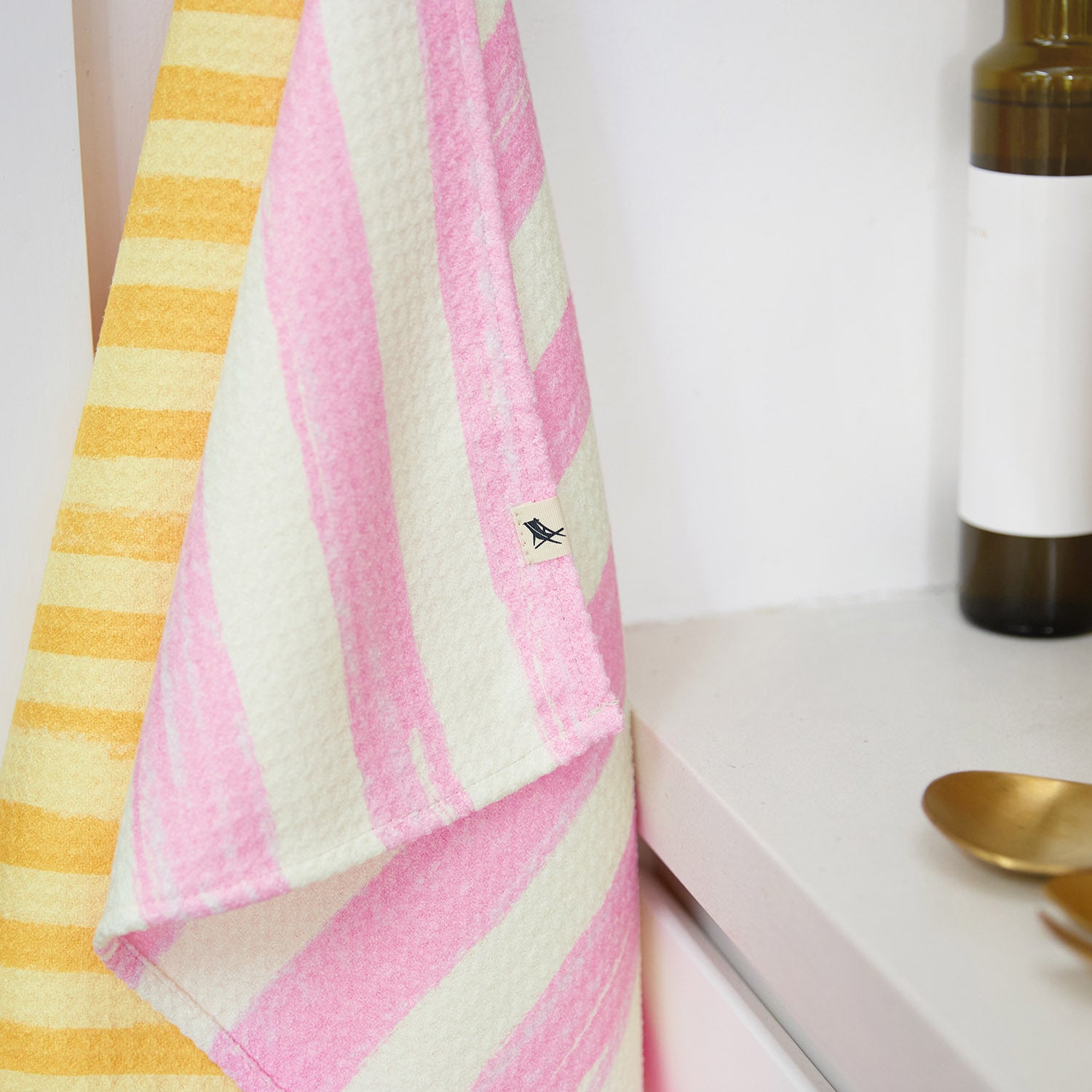 dock-bay-tea-towel-pink-grapefruit-geschirrtuch-aus-100-recyceltem-dryq-gewebe-s image 6