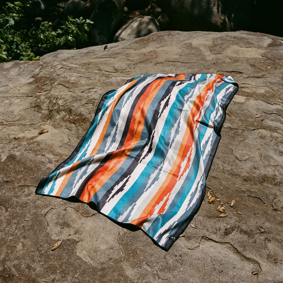 slowtide-duvall-performance-quick-dry-travel-towel-black-sandresistent-leicht image 3