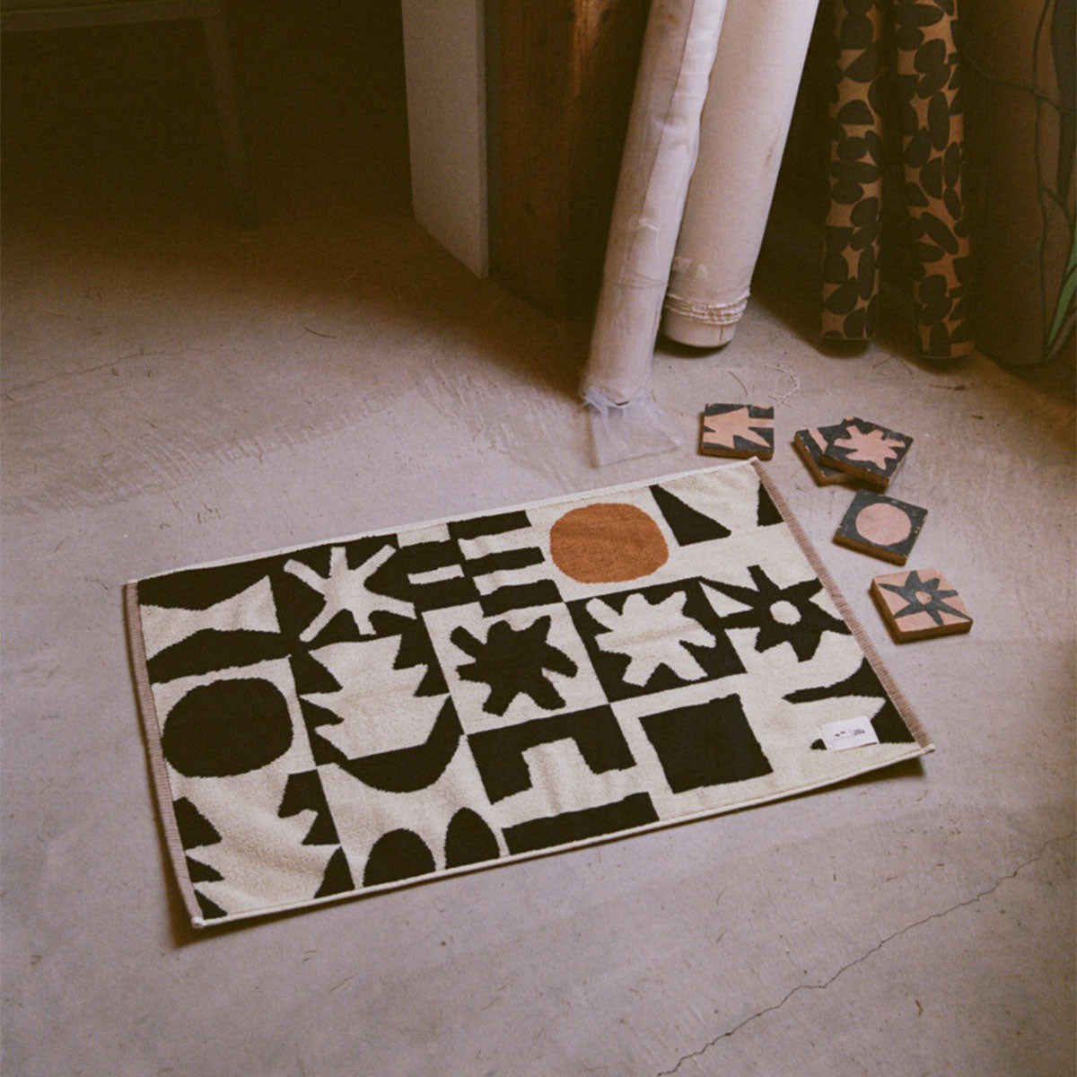 slowtide-upton-bath-mat-badematte-schwarz-1000-gsm-beidseitig-schlingen-terry-50 image 5