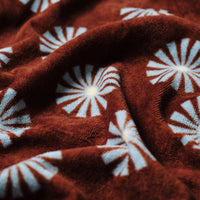 slowtide-sun-dazed-strandtuch-beach-towel-in-toast-mit-retro-g-nsebl-mchen-muste image 3