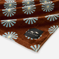 slowtide-sun-dazed-strandtuch-beach-towel-in-toast-mit-retro-g-nsebl-mchen-muste image 5