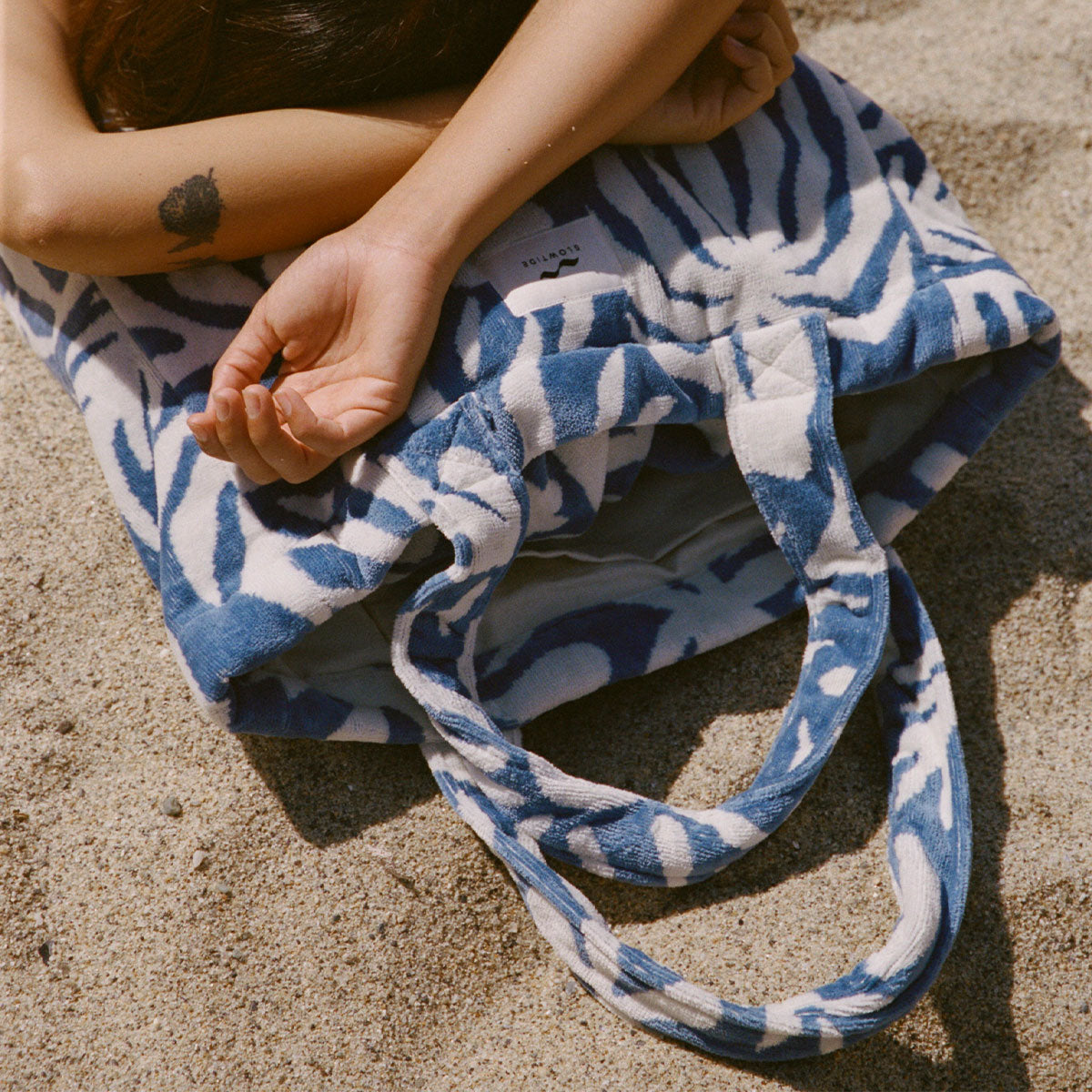 slowtide-sunny-terry-tote-strandtasche-in-dusty-blue-mit-frottee-au-enfl-che-blu image 4