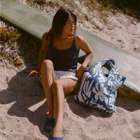 slowtide-sunny-terry-tote-strandtasche-in-dusty-blue-mit-frottee-au-enfl-che-blu image 6